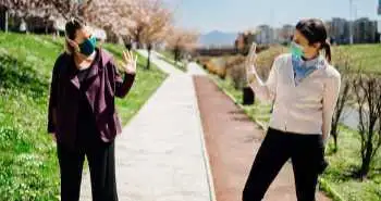 У теплу пору року та в районах з теплим кліматом необхідно продовжувати практику фізичного дистанціювання